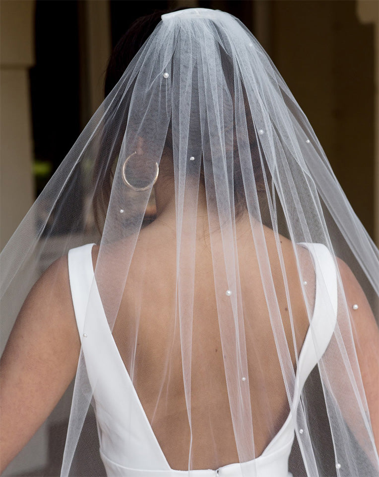 https://kezani.com.au/cdn/shop/files/wedding-and-bridal-veil-scatter-pearls-Lola-closeup-back-at-kezani.jpg?v=1689586454